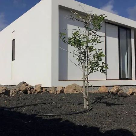Minimalist House With Volcano View & Heated Pool Hébergement de vacances Lajares