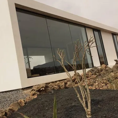 Minimalist House With Volcano View & Heated Pool Hébergement de vacances Lajares