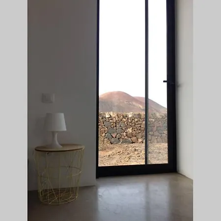 Hébergement de vacances Minimalist House With Volcano View & Heated Pool Lajares